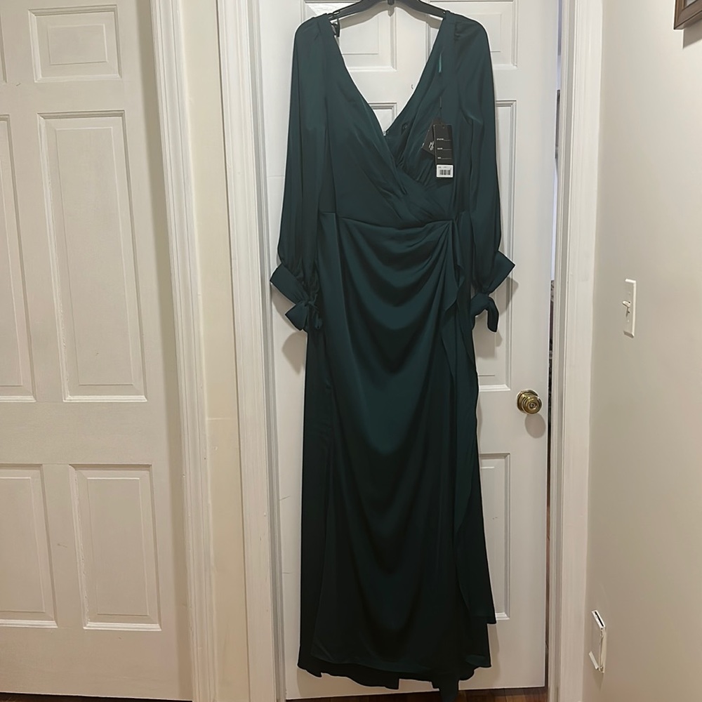 Size 24 Emerald satin gown, long sleeves😍